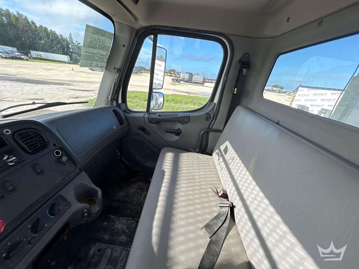 2014-freightliner-m2-106-image-43