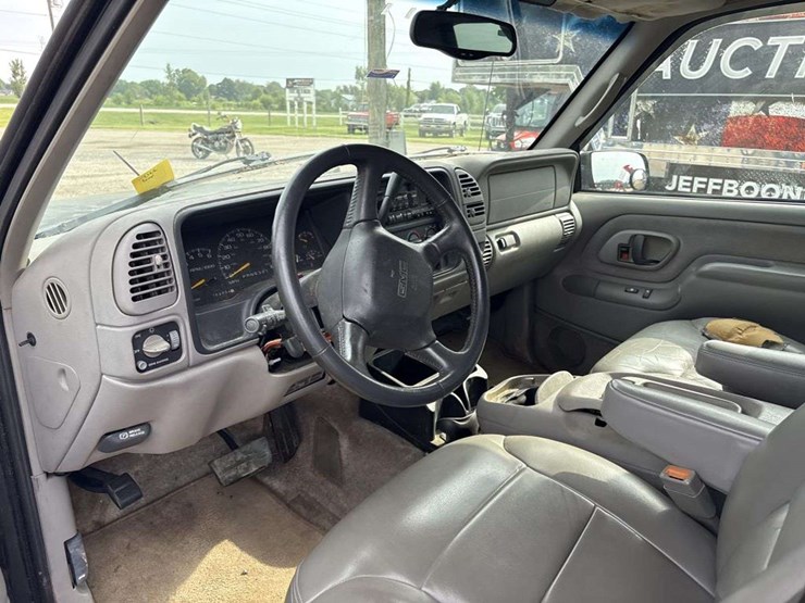 1999-gmc-suburban-image-16