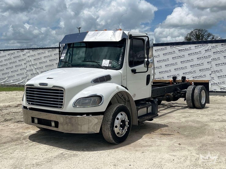 2016-freightliner-m2-106-image-1