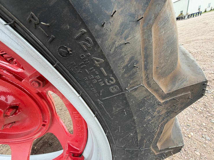 1955-farmall-300-tractor-image-18