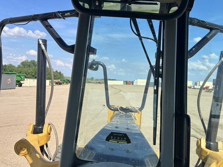 2011-caterpillar-140m2-awd-image-61