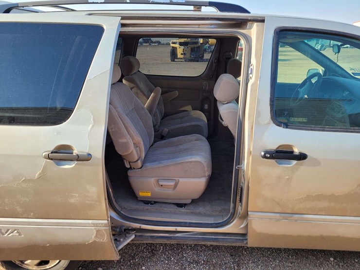 2003-toyota-sienna-image-7