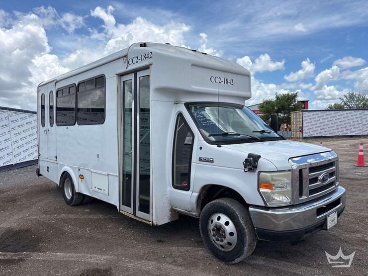 2017-ford-e450-image-2