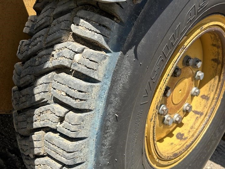 2011-caterpillar-140m2-awd-image-39