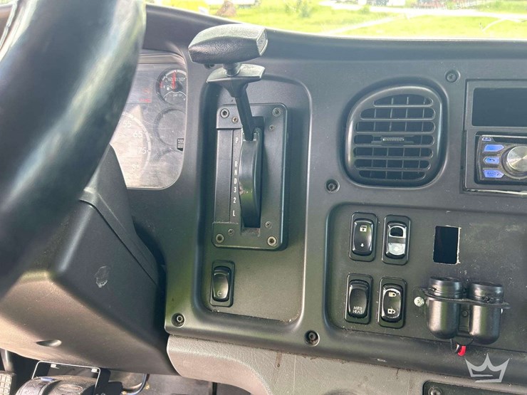 2016-freightliner-m2-106-image-12