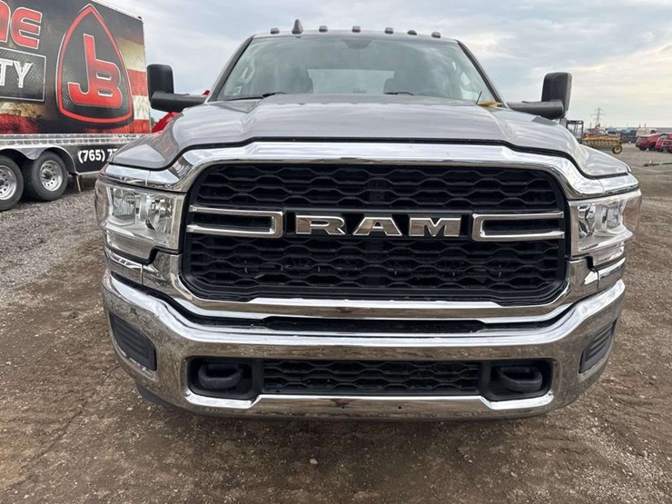 2019-dodge-ram-3500-image-5
