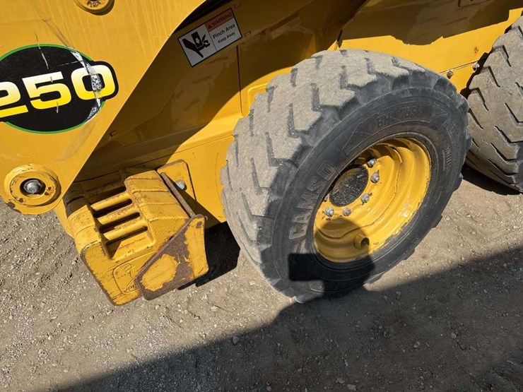 john-deere-250-image-10