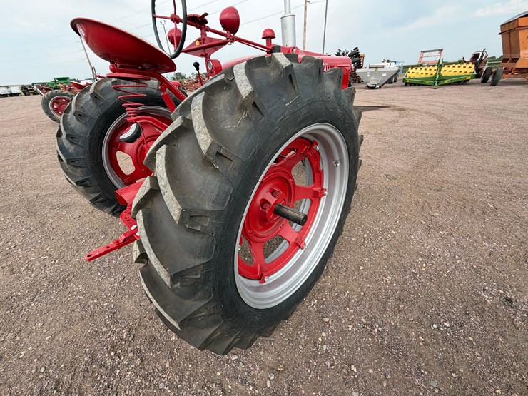 1952-farmall-super-m-tractor-image-28