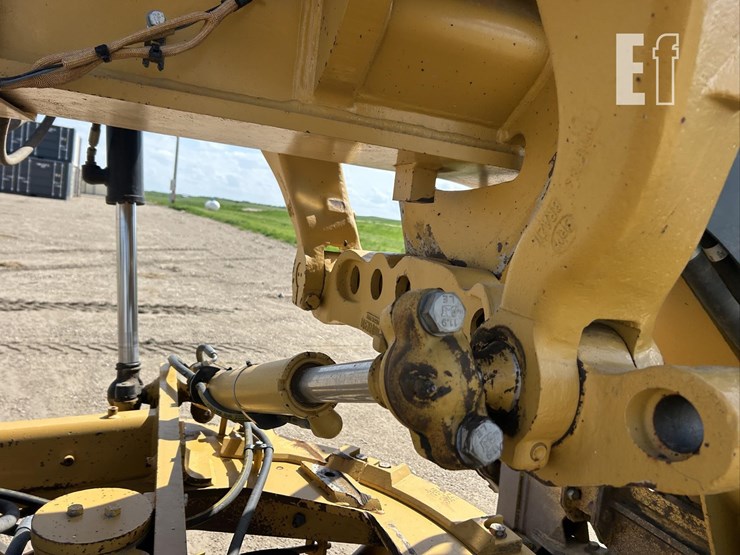 2011-caterpillar-140m2-awd-image-11