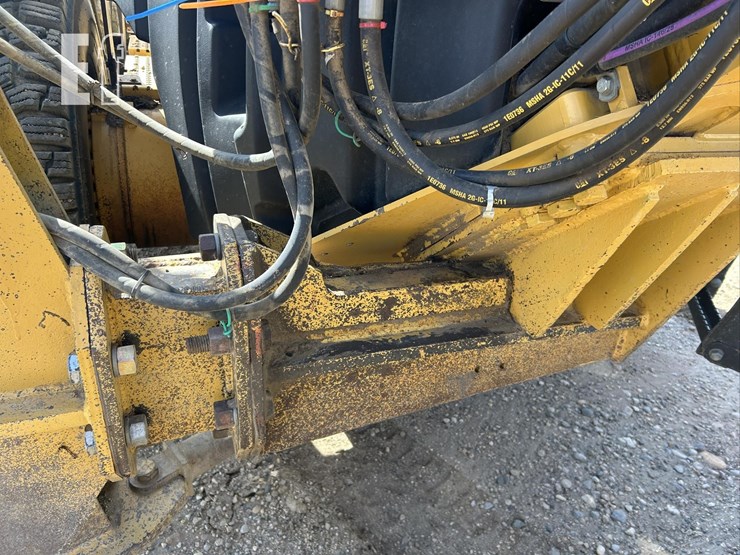 2011-caterpillar-140m2-awd-image-33