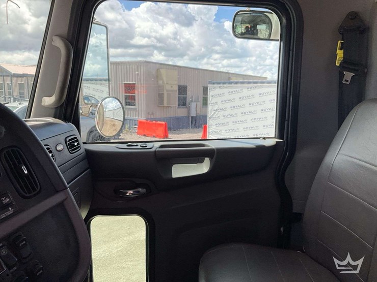 2017-peterbilt-365-image-24