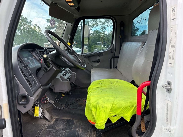 2020-freightliner-m2-106-image-45
