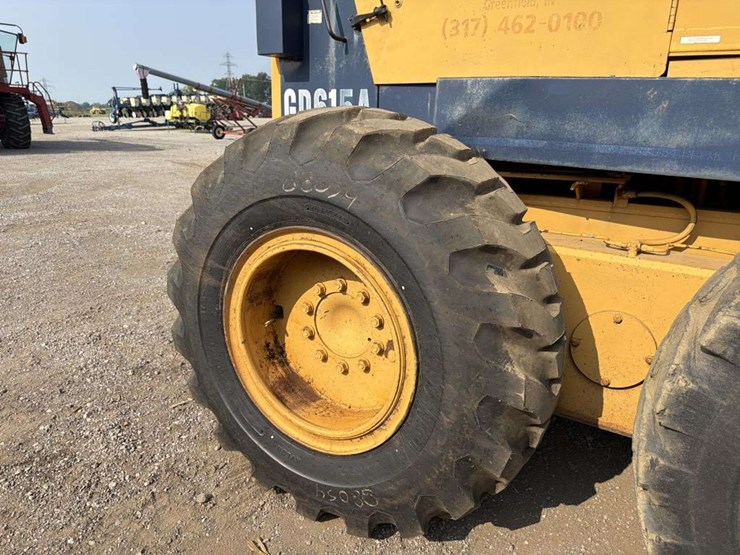 komatsu-grader-gd615a-image-12