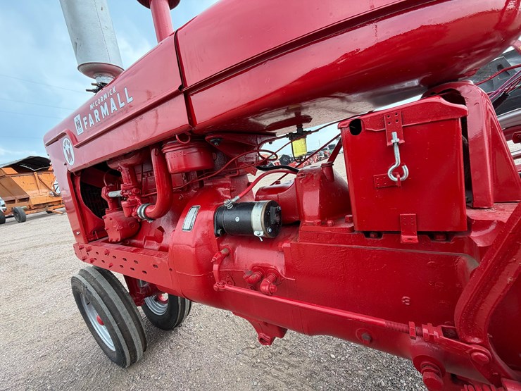 1952-farmall-super-m-tractor-image-17