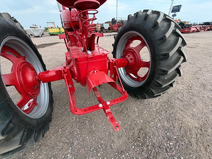 1952-farmall-super-m-tractor-image-22
