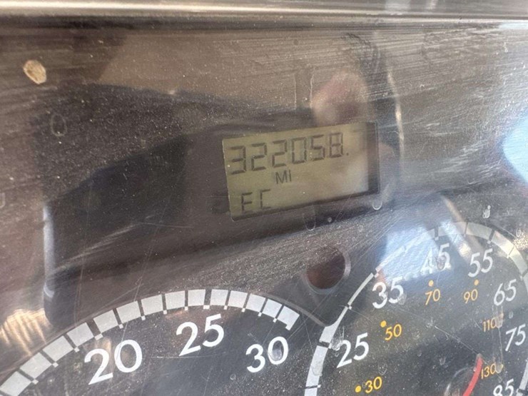 2003-freightliner-fl70-image-13