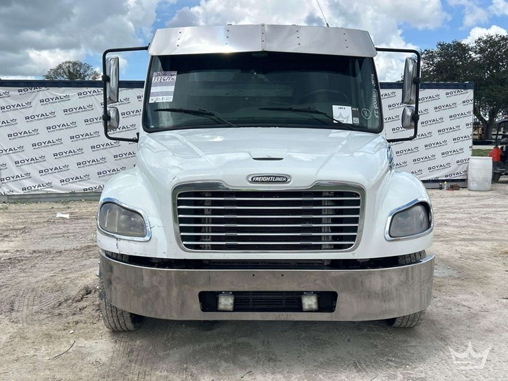 2016-freightliner-m2-106-image-31