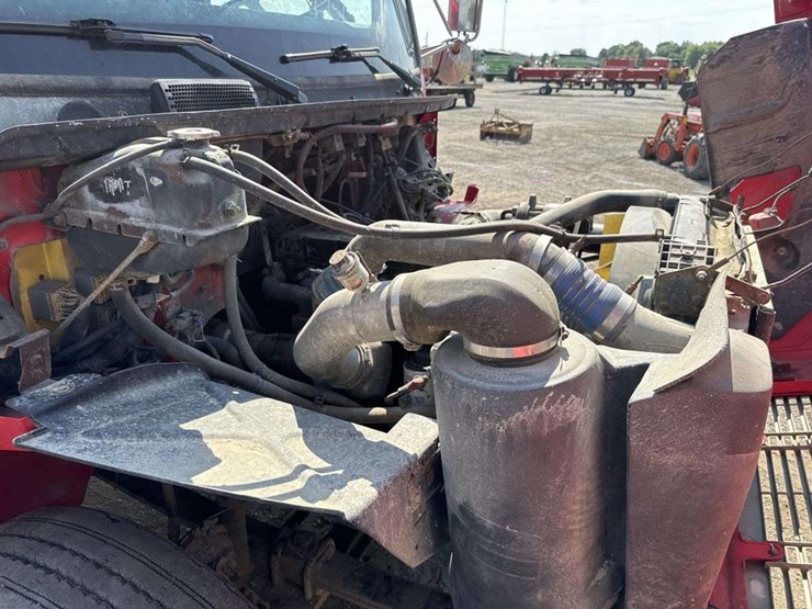 2003-freightliner-fl70-image-25