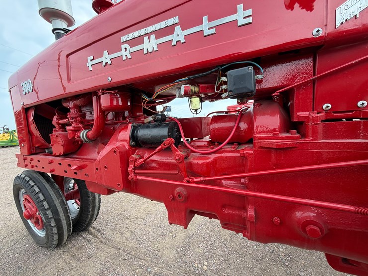 1955-farmall-300-tractor-image-14