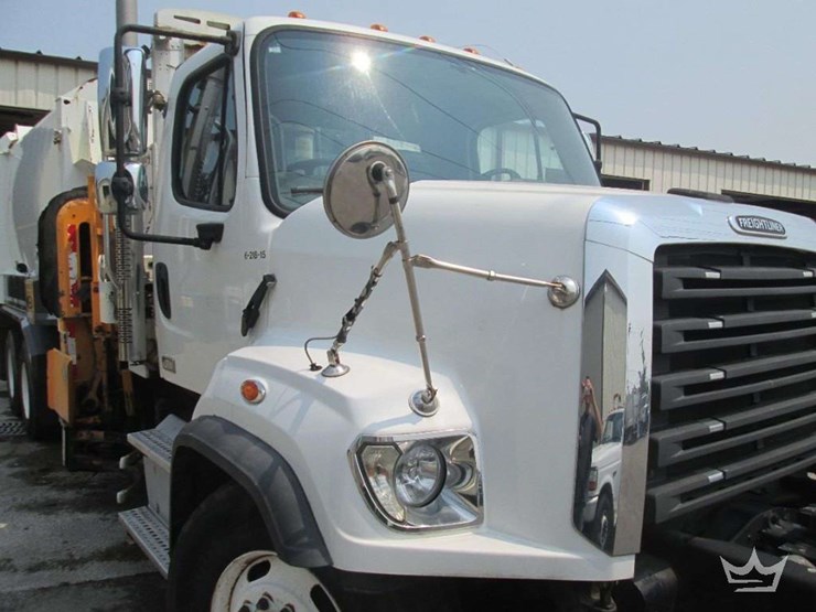2015-freightliner-108sd-image-2