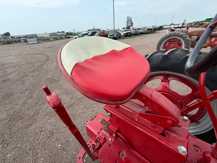 1955-farmall-300-tractor-image-25