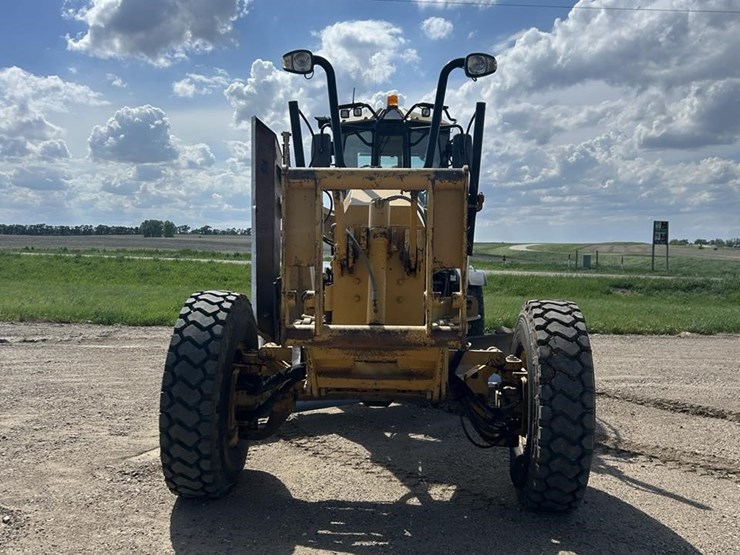 2011-caterpillar-140m2-awd-image-2