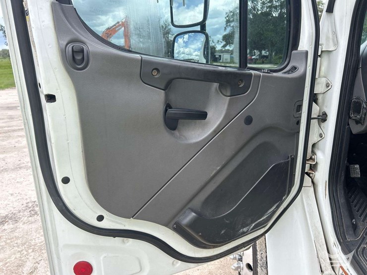 2016-freightliner-m2-106-image-14