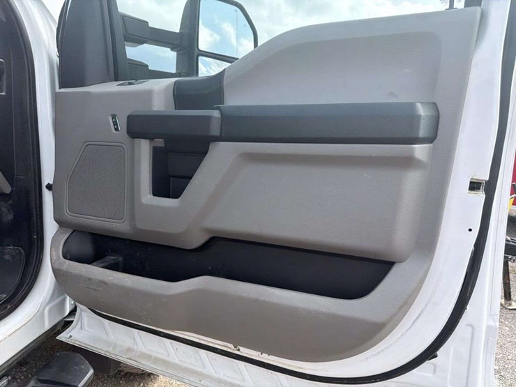 2019-ford-f550-xl-image-27