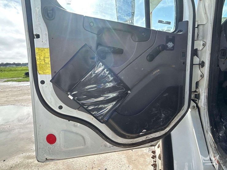 2014-freightliner-m2-106-image-36