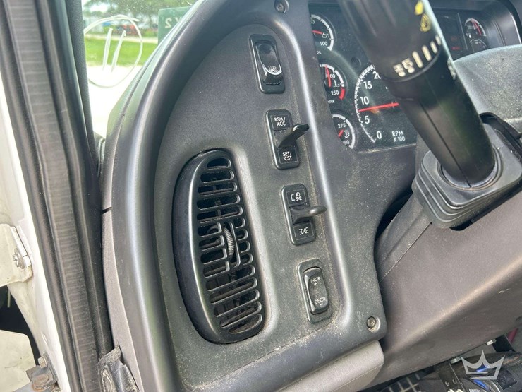2016-freightliner-m2-106-image-11