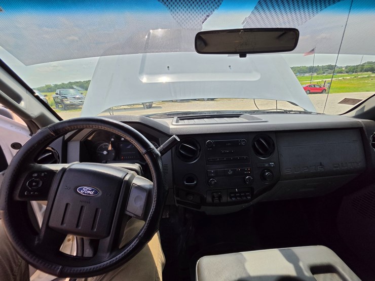 2011-ford-f550-image-35