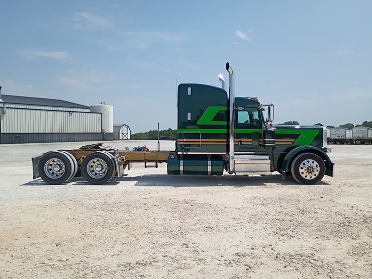 2023-peterbilt-389-image-10