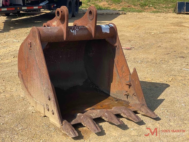 41"-tooth-bucket-excavator-attachment-image-1