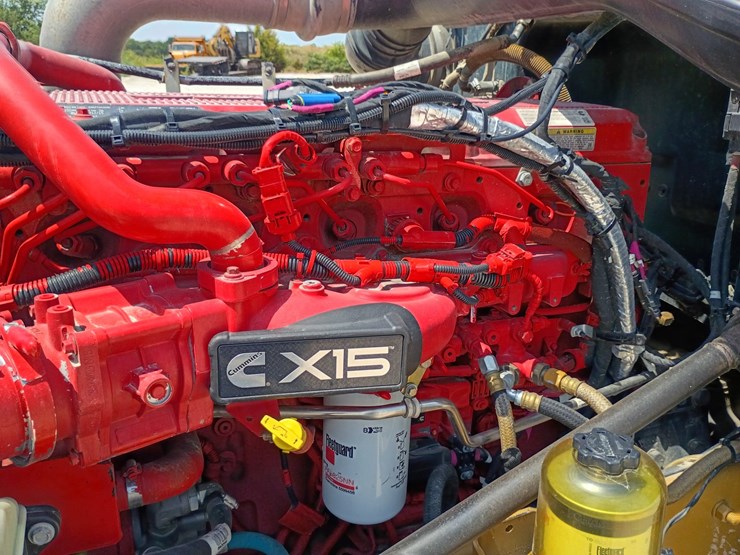 2023-peterbilt-389-image-18