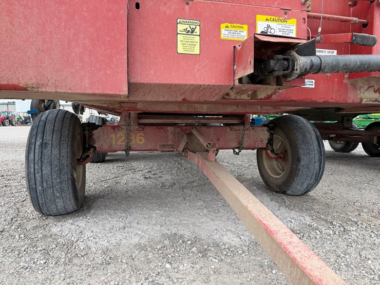new-holland-816-image-3