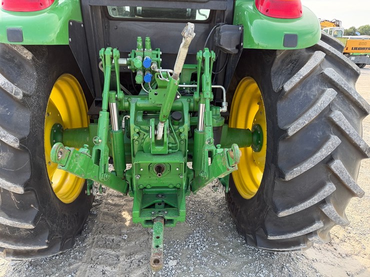 2017-john-deere-6105e-image-19