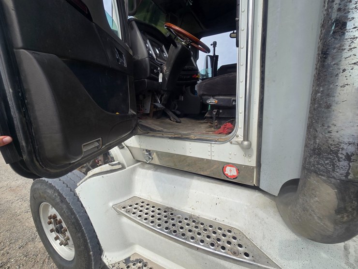 2011-kenworth-t660-image-67