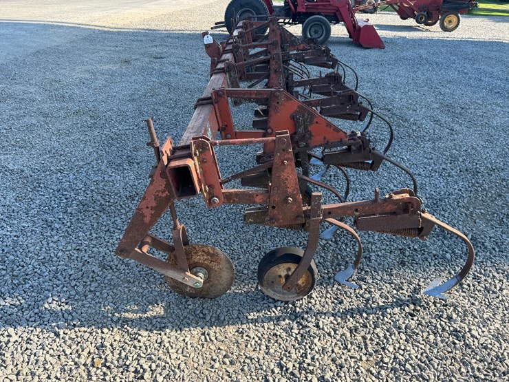 #4017-•-international-6-row-cultivator-image-3