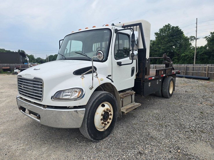 2006-freightliner-m2-106-image-1