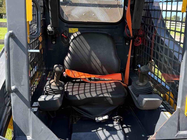 2018-deere-318g-image-4