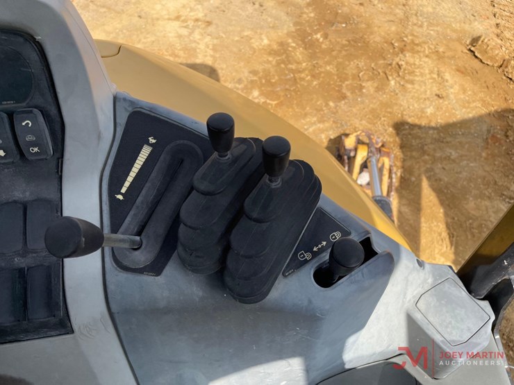 2017-caterpillar-415f2-image-22
