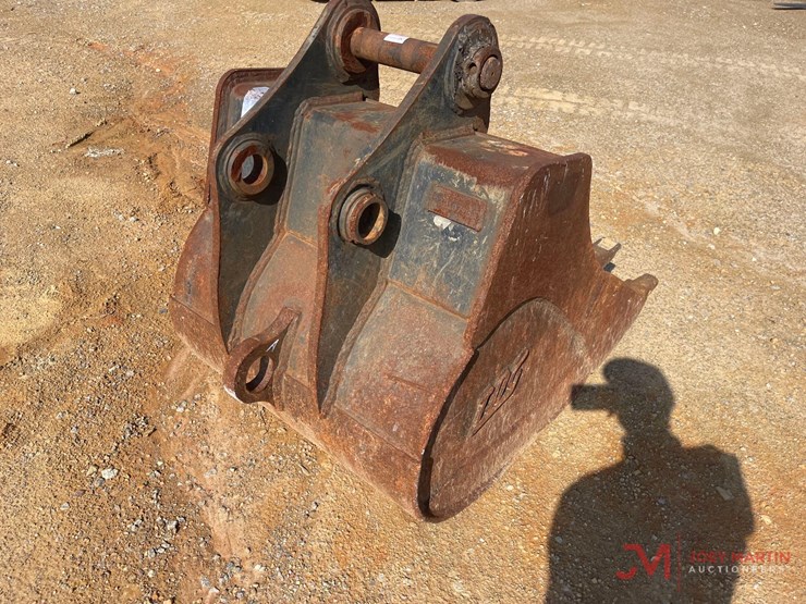 35"-tooth-bucket-excavator-attachment-image-3