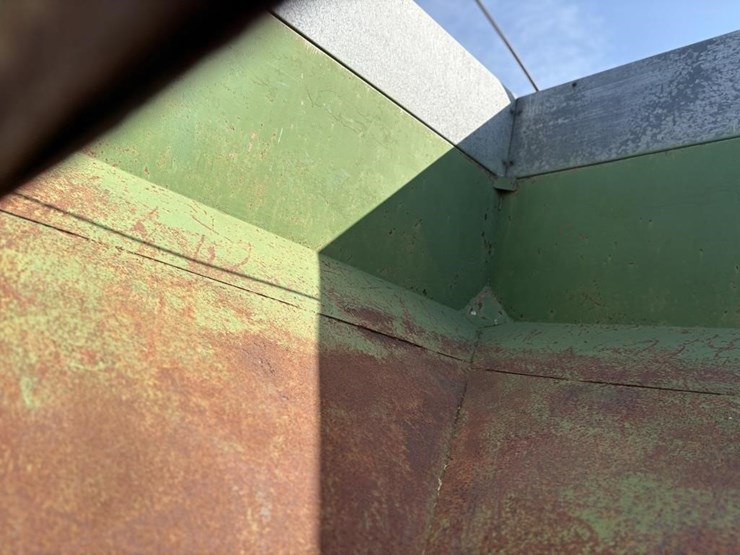 l2---john-deere-gravity-box-image-7
