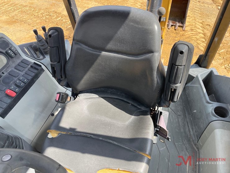 2017-caterpillar-415f2-image-19