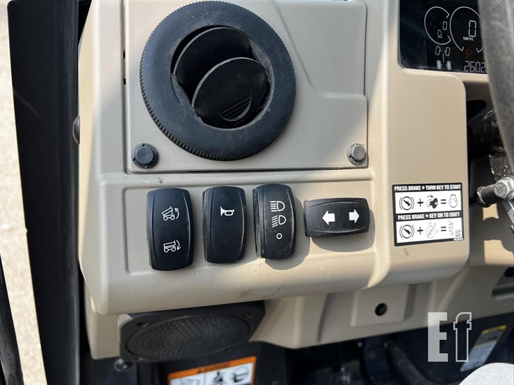 2025-john-deere-gator-xuv-835r-image-15