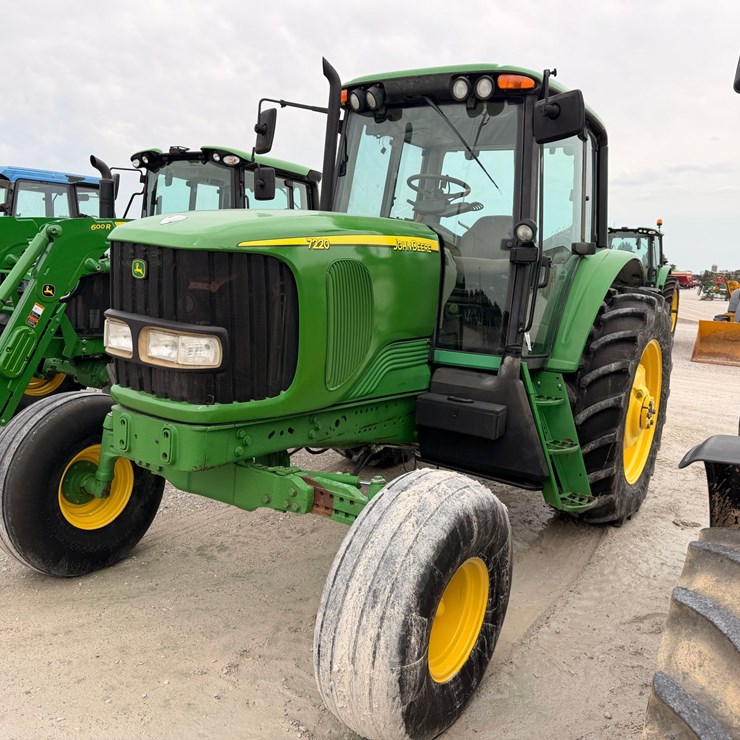 2004 JOHN DEERE 7220