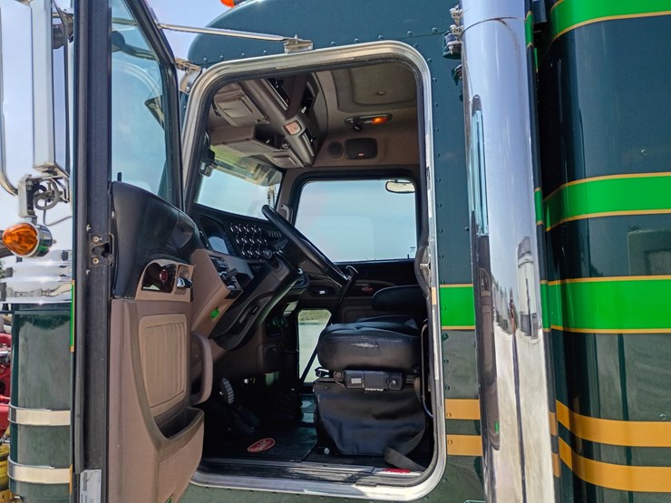2023-peterbilt-389-image-36