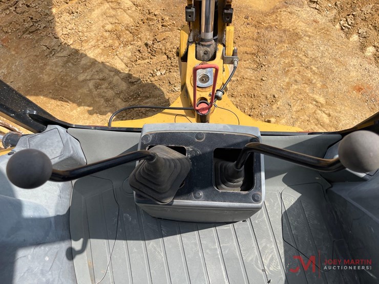 2017-caterpillar-415f2-image-21