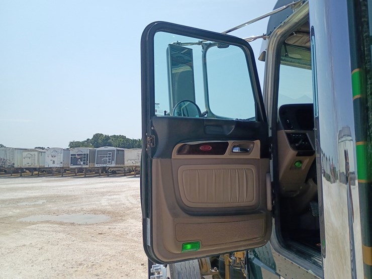 2023-peterbilt-389-image-37