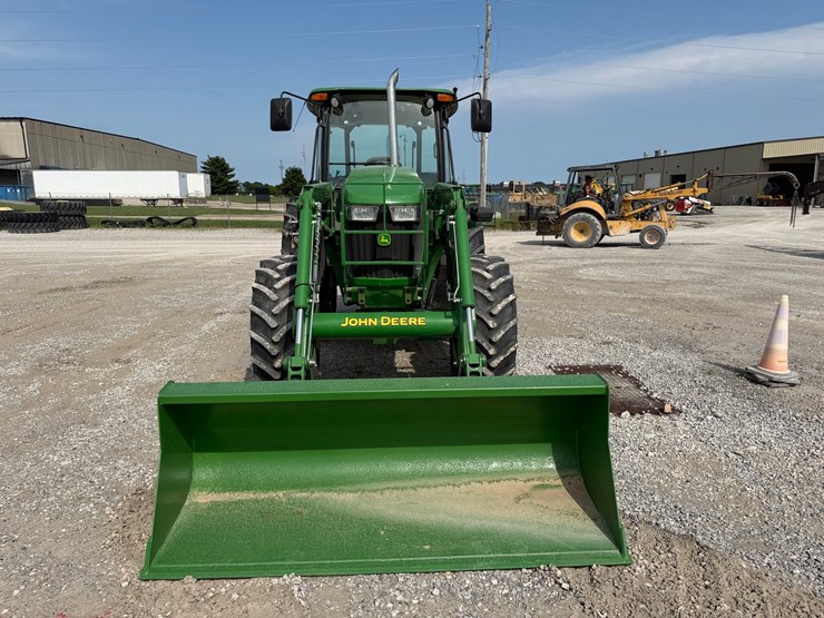 2017-john-deere-6105e-image-2